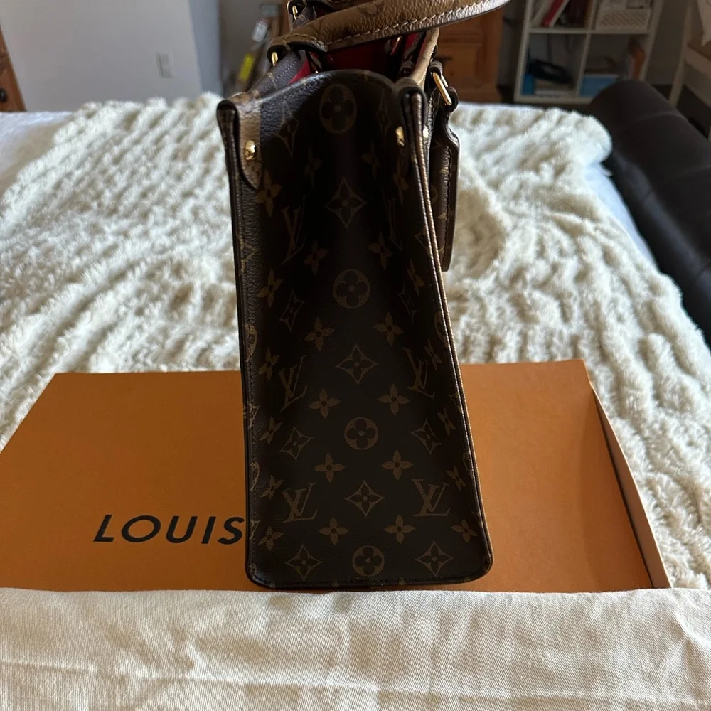 Louis Vuitton OnTheGo MM reverse Monogram Tote - Picture 3 of 11